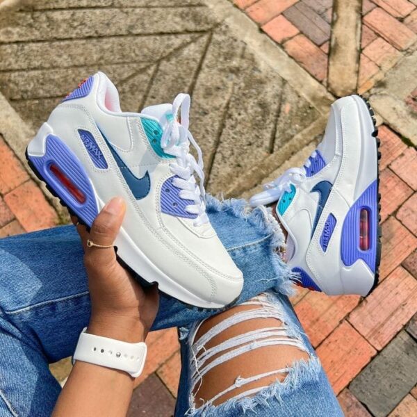 Nike Air Max 90 SE "For Her" – Classic Style with a Feminine Touch